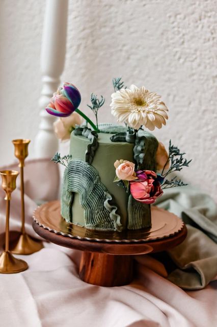 Zelená torta s čerstvými kvetmi