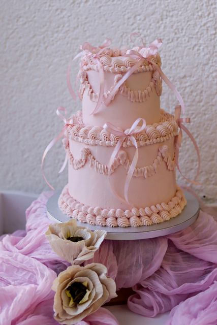 Dvojposchodová ružová torta s mašľami