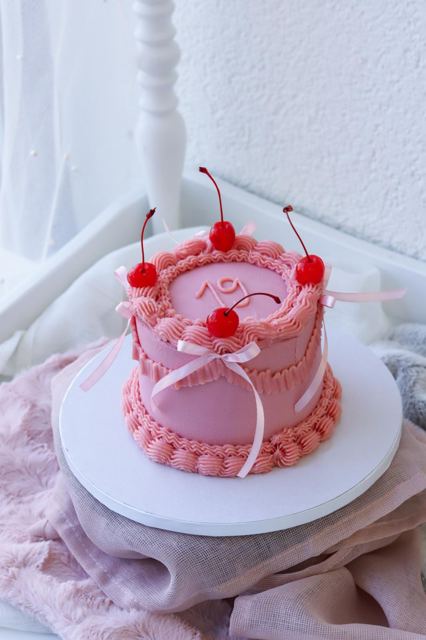 Ružová torta s čerešňami