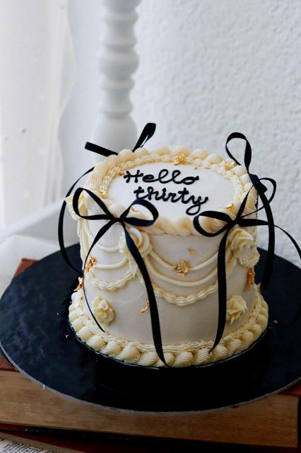 Torta Hello thirty s čiernymi mašľami