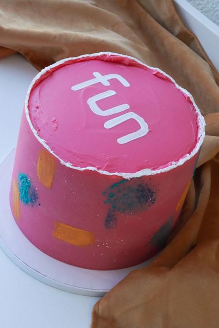 Ružová torta s nápisom fun