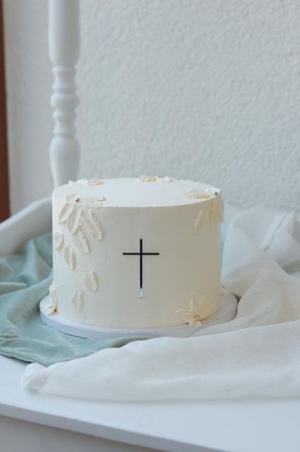Biela krstinová torta s krížikom