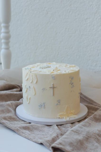 Biela torta s krížikom