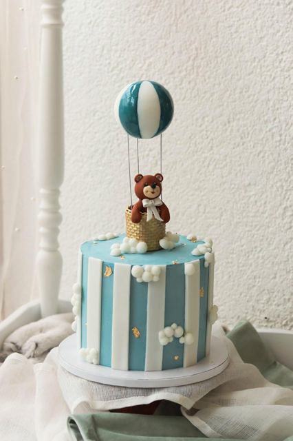 Pásikavá torta s medvedíkom a balónom