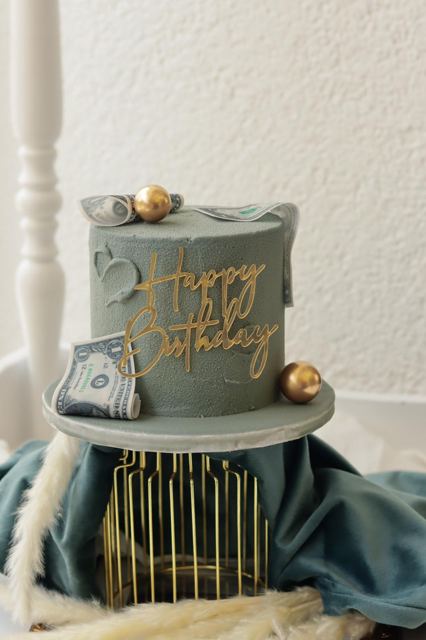 Zelená narodeninová torta so zlatým zdobením