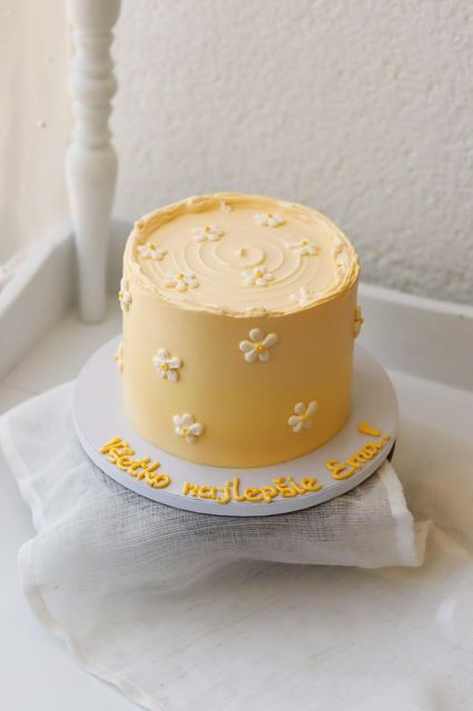 Žltá torta s kvietkami a venovaním
