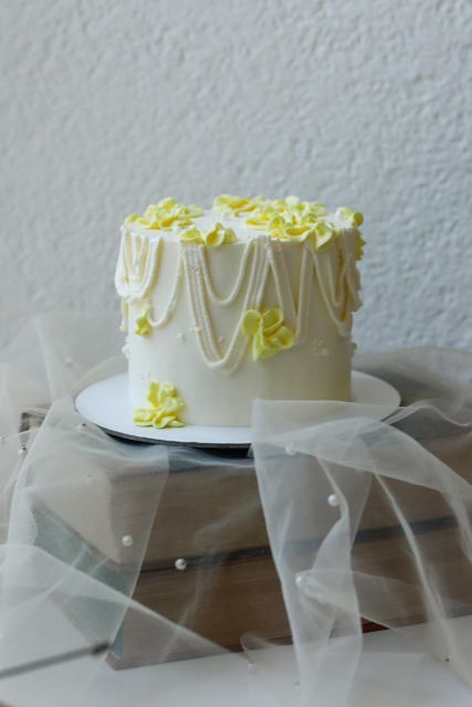 Biela torta so žltými kvietkami