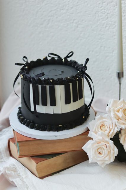 Čierno-biela torta ako klavír