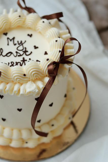 Krémová torta s nápisom a mašľou